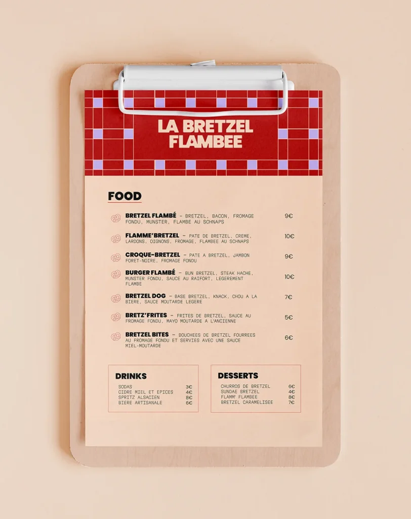 Mockup du menu de restaurant de la Bretzel Flambée sur une planche en bois